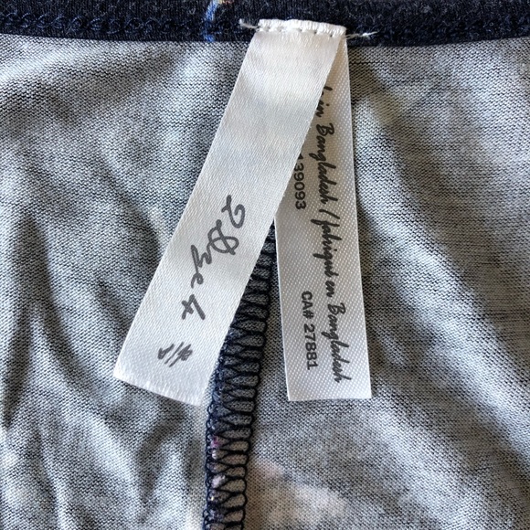 🌼 Navy Floral Tank with Zipper 💙 - Picture 5 of 6